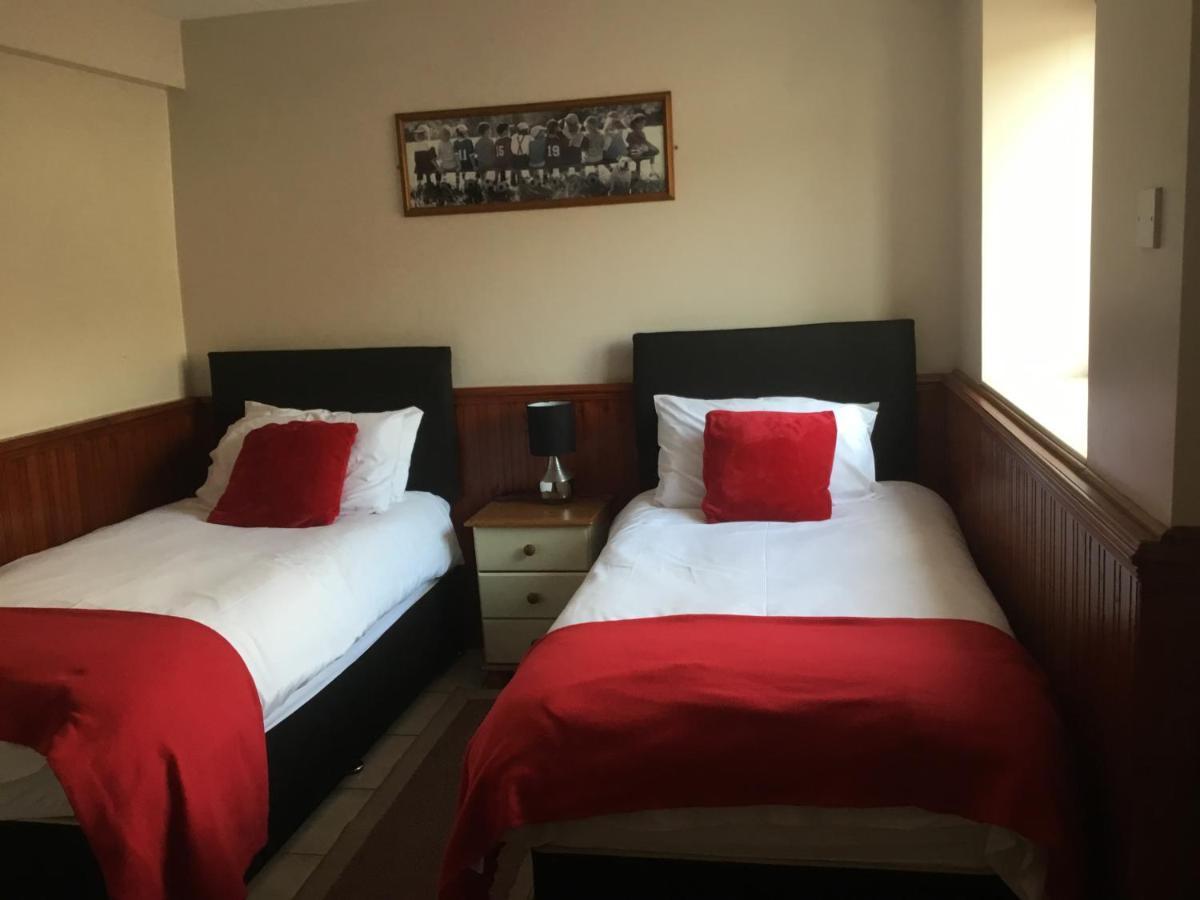 The Dolphin Hotel Chard Extérieur photo